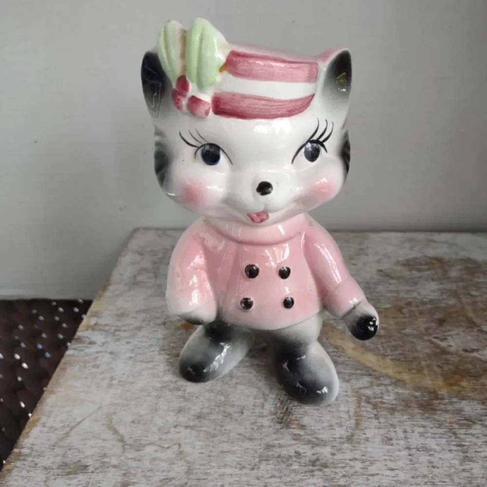👍 Anthropomorphic Vintage Japan Ceramic Kitty Cat Figurine. C3